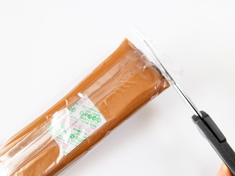 三松堂 津和野銘菓 源氏巻を開けるところ