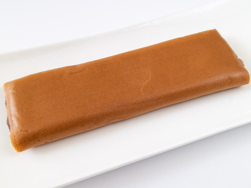 三松堂 津和野銘菓 源氏巻をお皿に乗せたところ