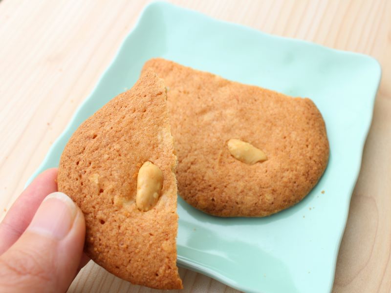 とみい　ピーナッツサブレー　中身