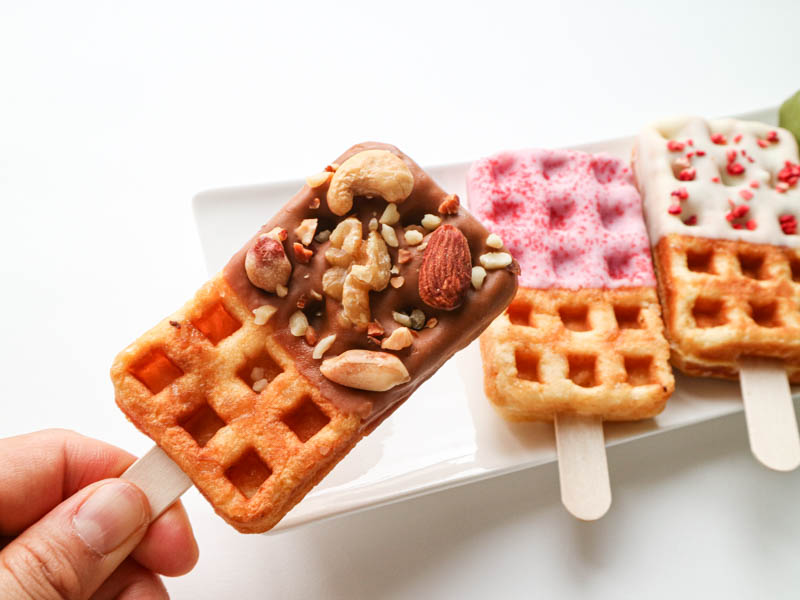 kyocafe chachaワッフルを手に取るところ