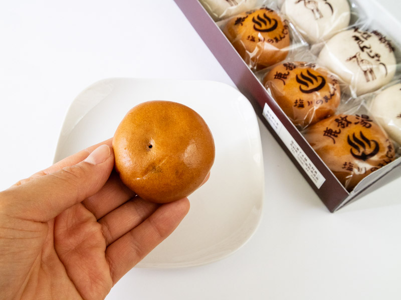 鹿教湯まんじゅうを手に取るところ