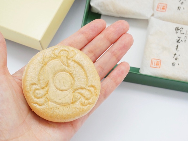 森八 蛇玉もなか 手に乗せたところ