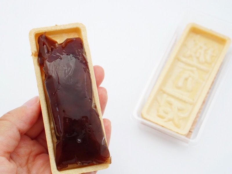 森八 お手作り最中 城の石  餡をのせたところ