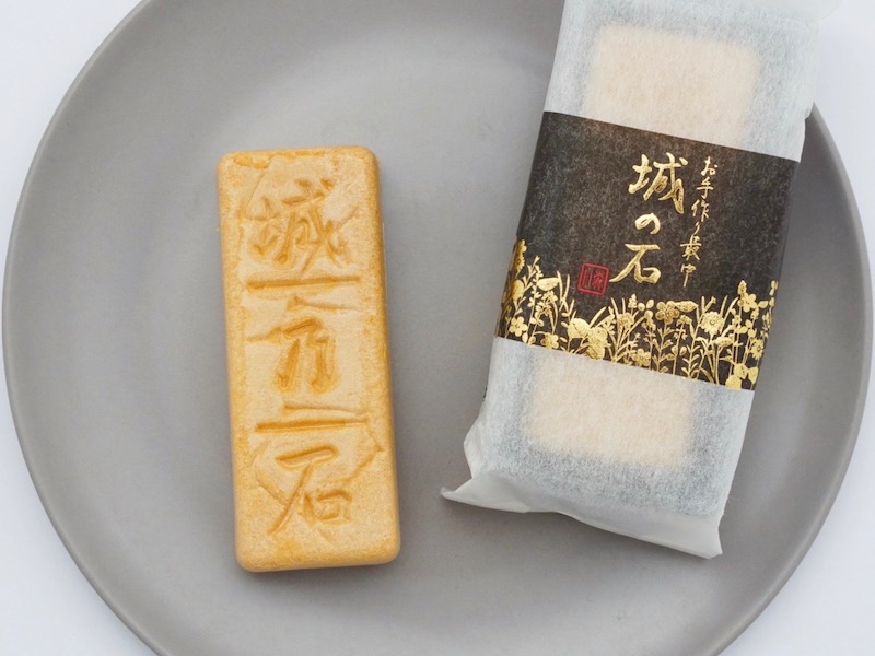 森八 お手作り最中 城の石  お皿に乗せたところ