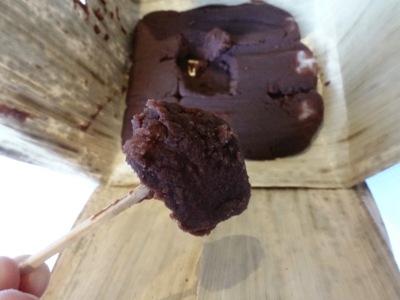 園八 あんころ餅の中身を1つ取ってみた
