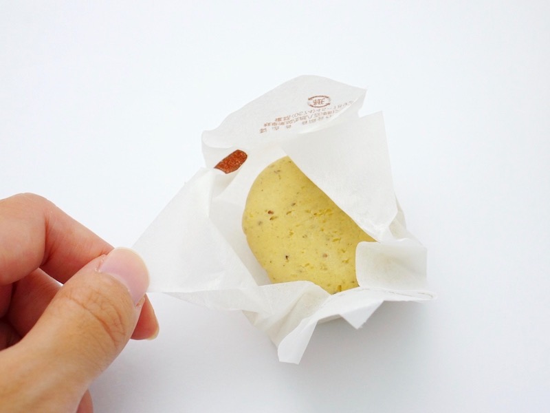 藤乃屋 栗きんとん 個包装を開くところ