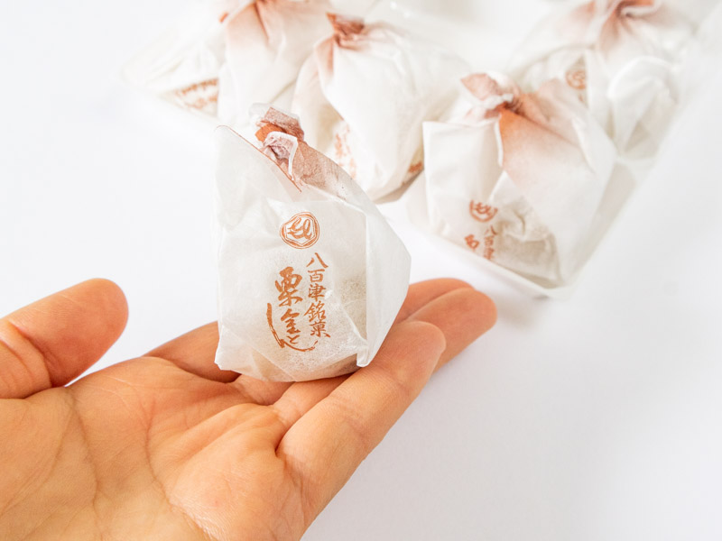 亀喜総本家栗金とんを手に取るところ