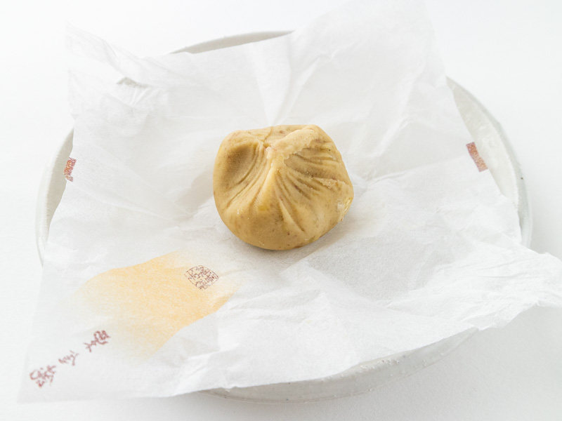 緑屋老舗 栗金飩の個包装を開けたところ