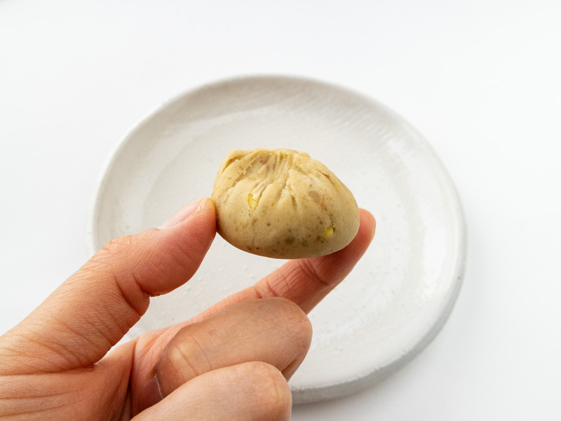 緑屋老舗 栗金飩を手に取るところ