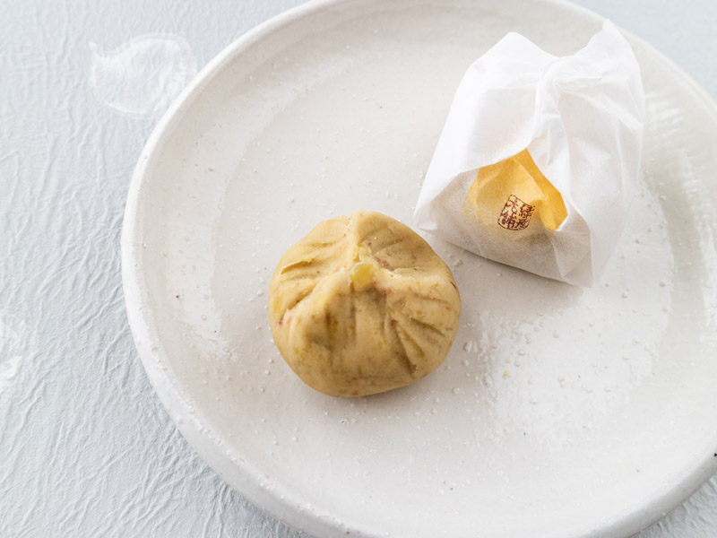 緑屋老舗 栗金飩をお皿に乗せたところ