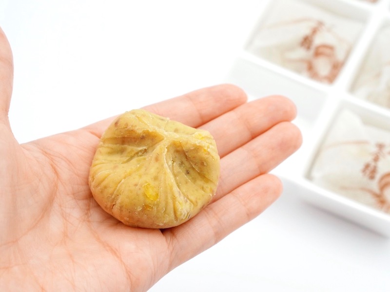 梅屋 栗金糖 手に乗せたところ