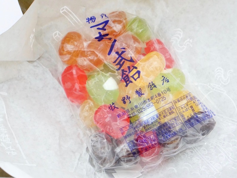 牧野製飴店 マキノの飴 包装紙を開いたところ
