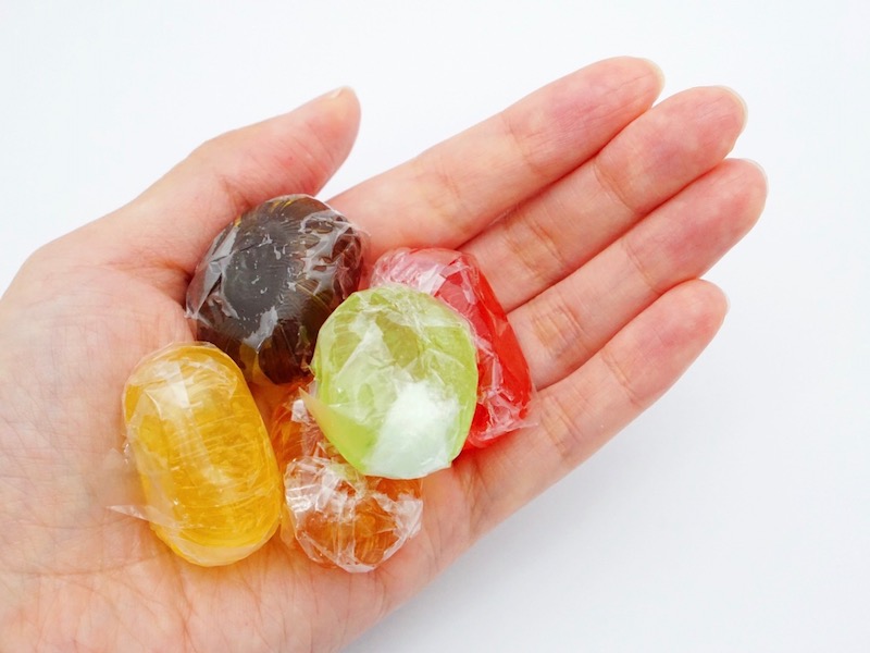 牧野製飴店 マキノの飴 手のひらに乗せたところ