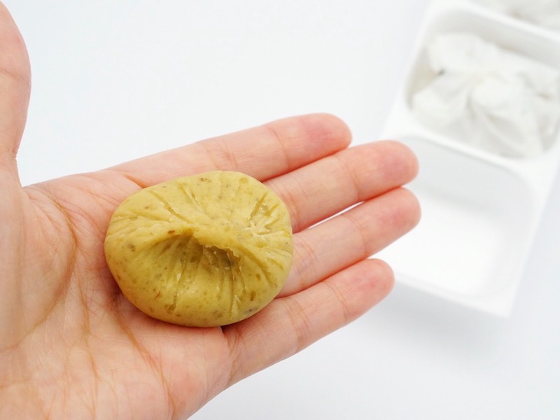 信玄堂 中津川栗きんとん 手に乗せたところ