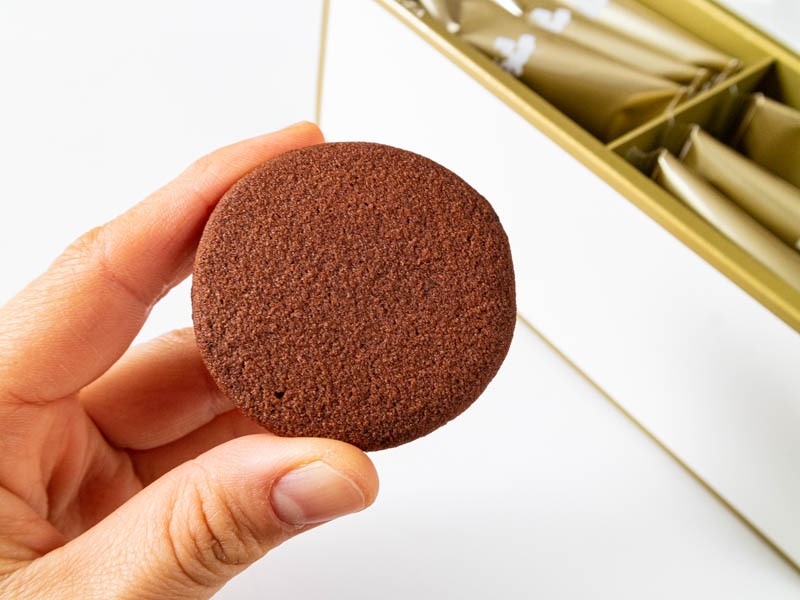 カファレルパルテンツァを手に取るところ