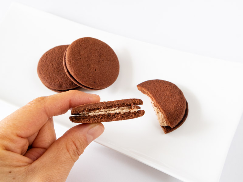 カファレルパルテンツァのチョコ味を手に取るところ