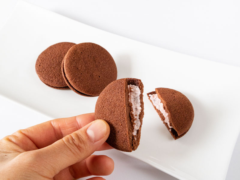 カファレルパルテンツァのイチゴ味を手に取るところ