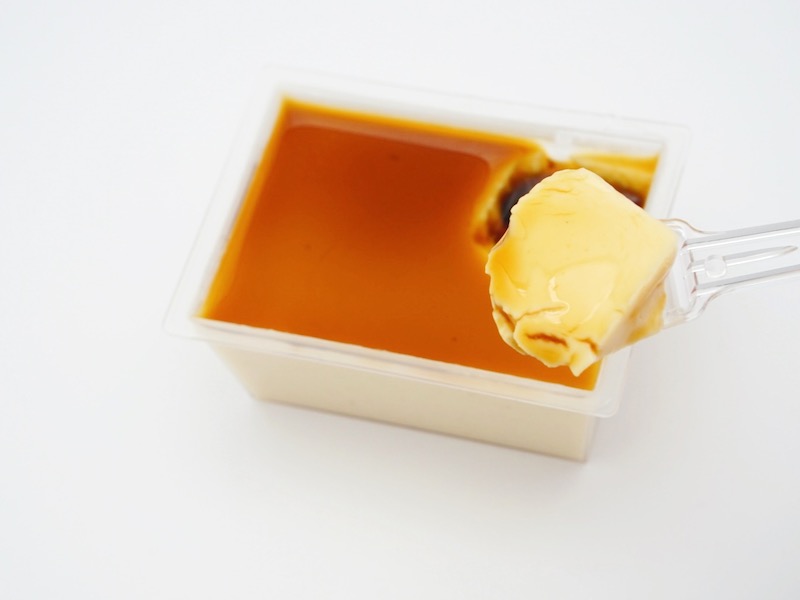 桔梗信玄生プリン スプーンですくったところ