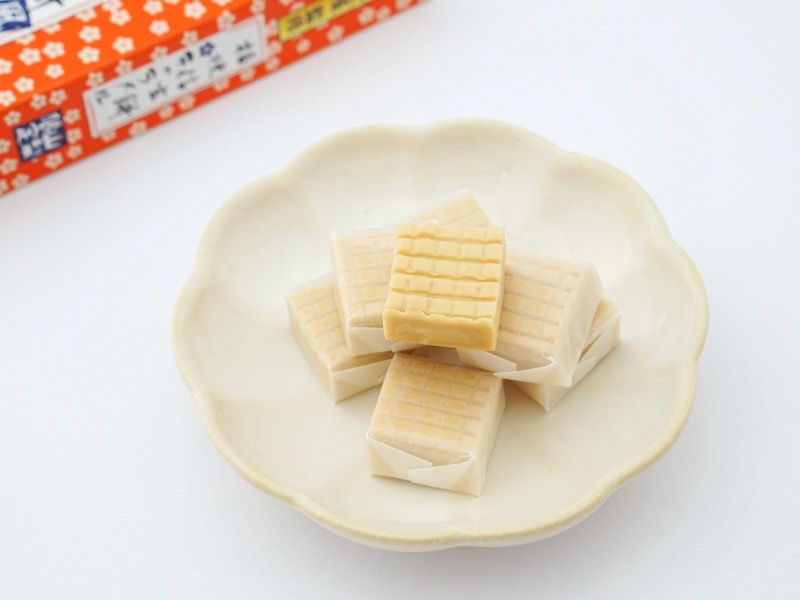 桔梗屋 桔梗信玄餅風味キャラメル お皿に乗せたところ