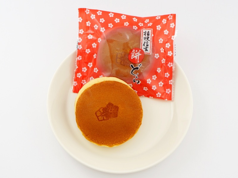 桔梗屋 桔梗信玄餅どら お皿に乗せたところ