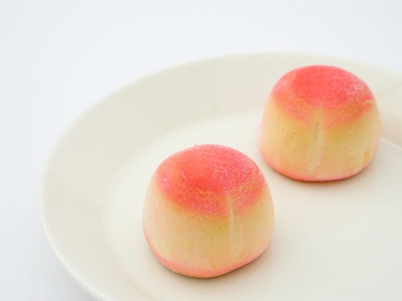 桔梗屋 信玄桃 お皿に乗せたところ