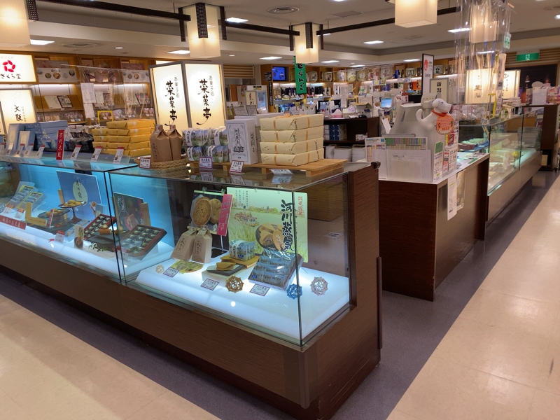 新潟空港のお土産売り場 アカシア 銘菓コーナー