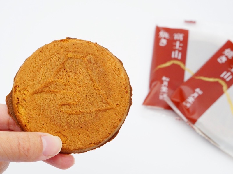 松月堂 富士山焼き 手に持ったところ