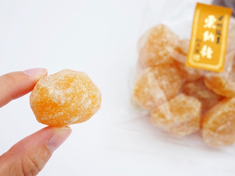松月堂 栗納糖 手に持ったところ