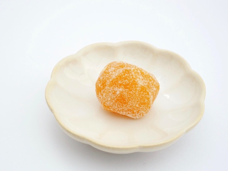 松月堂 栗納糖 お皿に乗せたところ