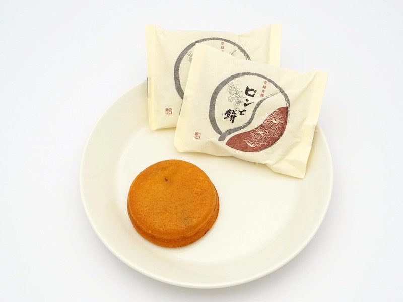 天乃路本舗 ピンと餅 お皿にのせたところ