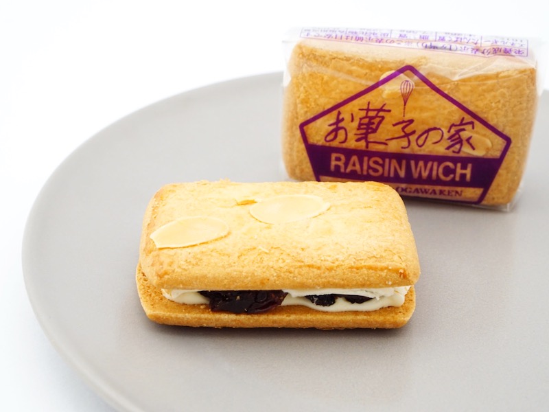 鎌倉小川軒 レーズンウィッチ お皿にのせたところ