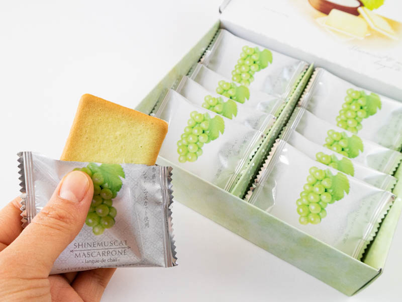 山梨シャインマスカットラングドシャ開封したところ