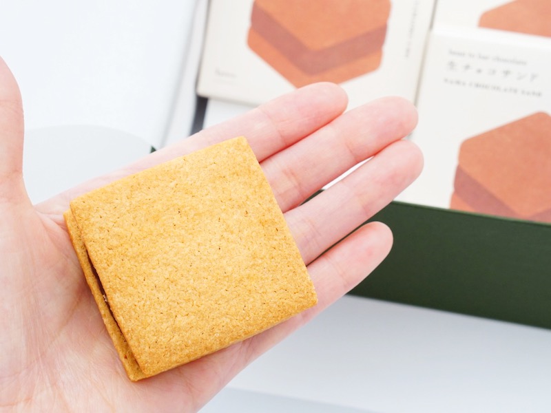 山奥チョコレート日和 生チョコサンド 手に持ったところ