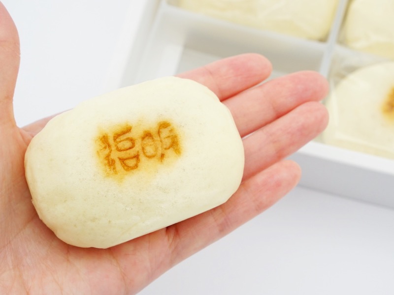 最上屋 明治饅頭 手に持ったところ