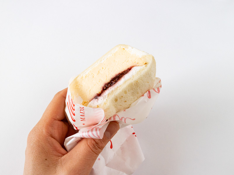 マヨルカ バスクチーズケーキサンド片手で持つところ