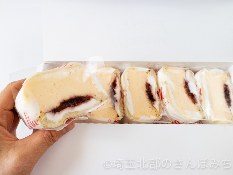 マヨルカ バスクチーズケーキサンド箱から取り出すところ
