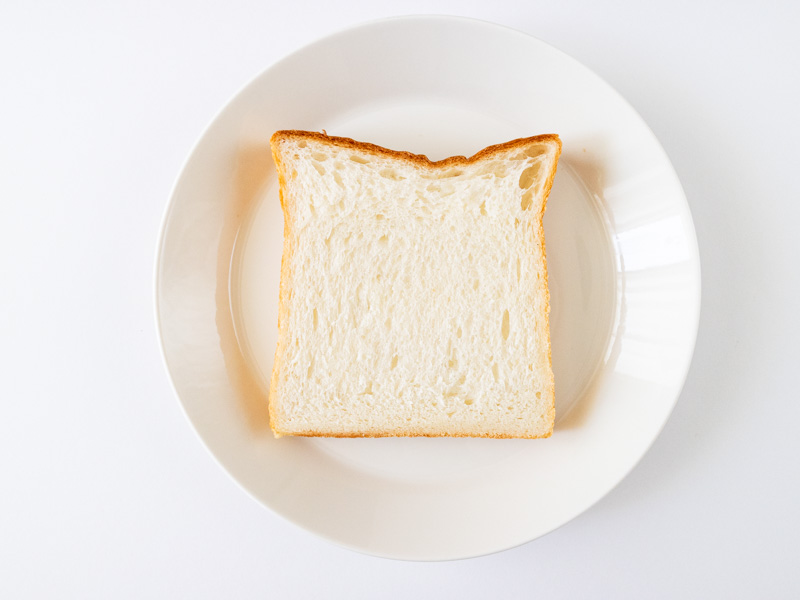 マヨルカ はちみつ食パンお皿に乗せたところ