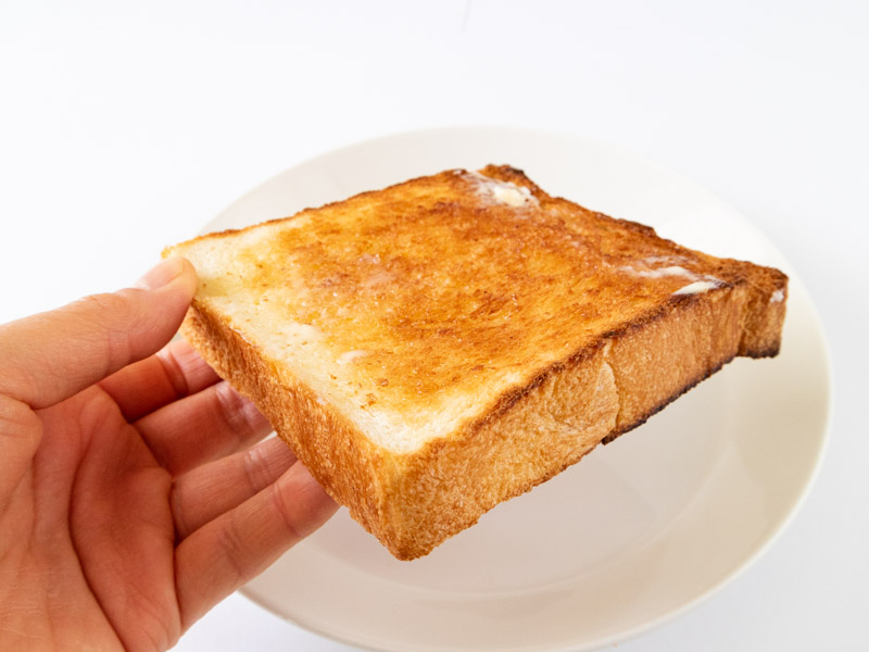 マヨルカ はちみつ食パントーストを食べるところ