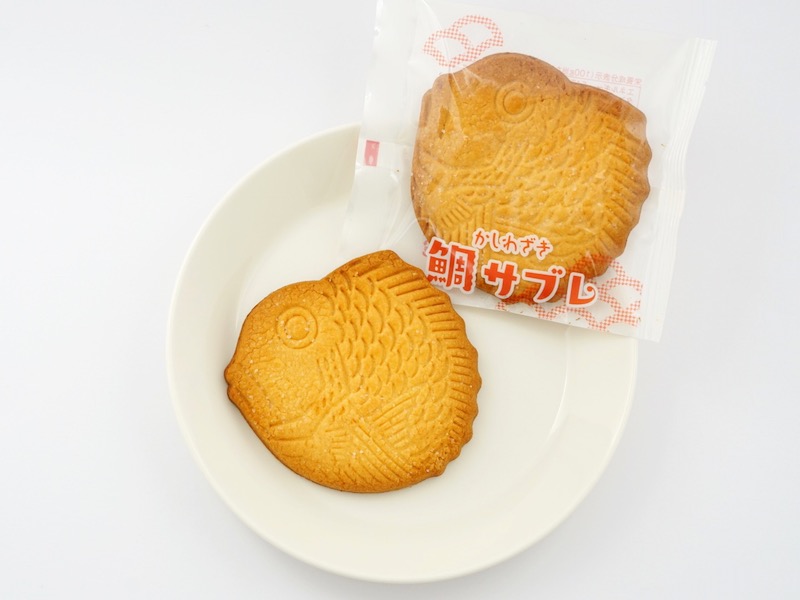 最上屋 かしわざき鯛サブレ お皿に出したところ