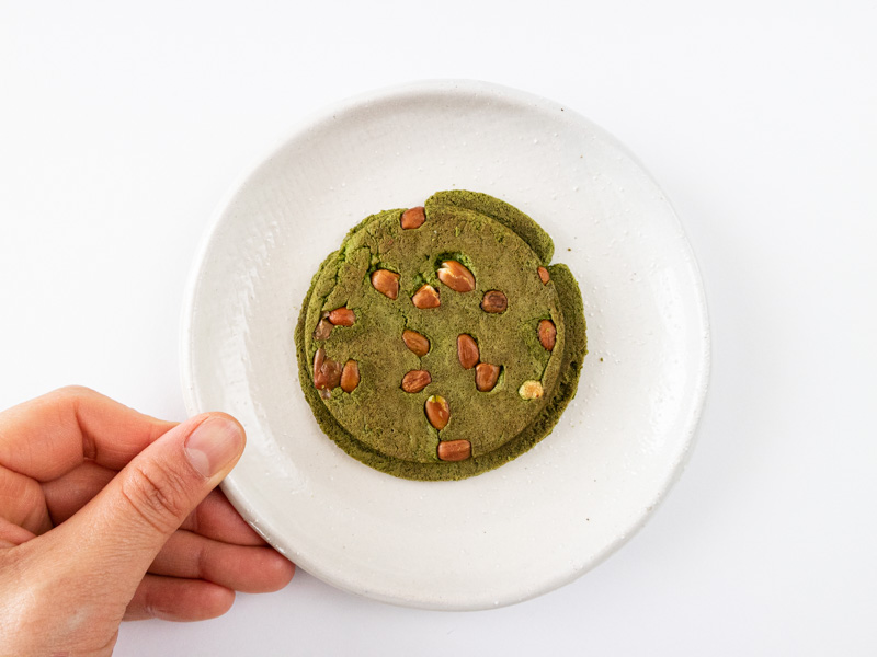 豊後 抹茶手焼煎餅をお皿に乗せたところ