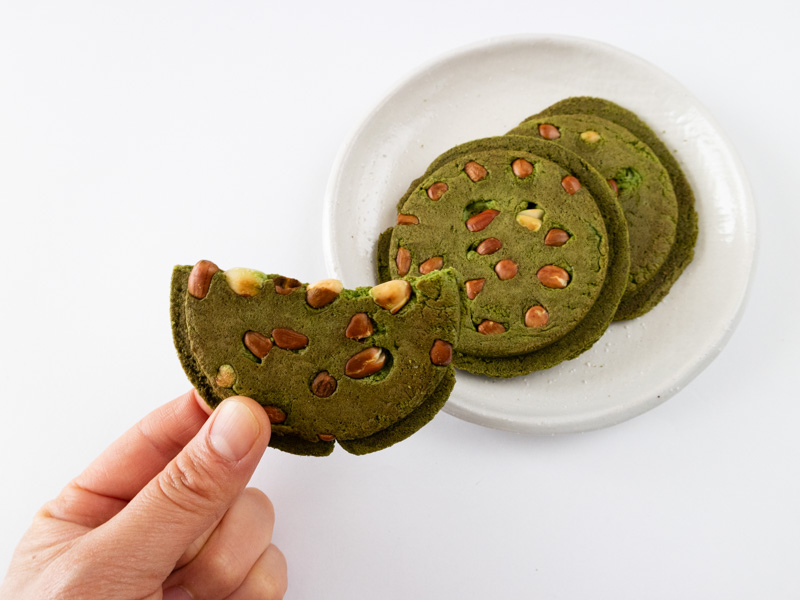 豊後 抹茶手焼煎餅を食べるところ