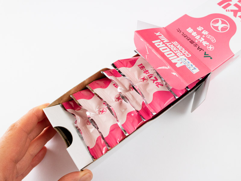 みどり牛乳ミルククッキー(いちごミルク)箱を開けたところ