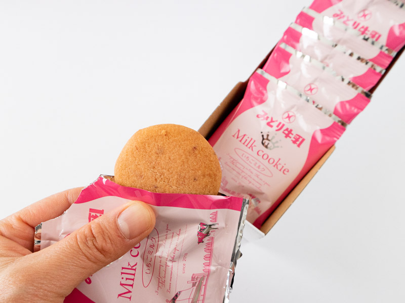 みどり牛乳ミルククッキー(いちごミルク)袋の中身