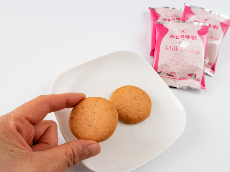 みどり牛乳ミルククッキー(いちごミルク)お皿に乗せたところ