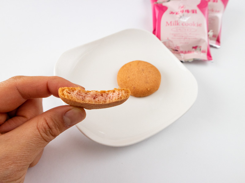 みどり牛乳ミルククッキー(いちごミルク)断面