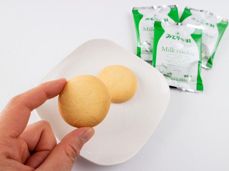 みどり牛乳ミルククッキーを手に取るところ