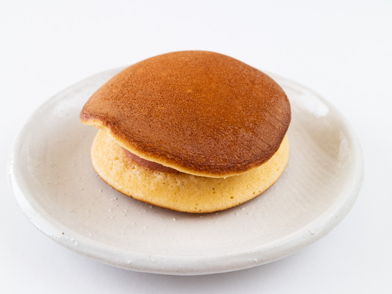 ゆふいん創作菓子 あまおう苺のぷりんどらお皿に乗せたところ