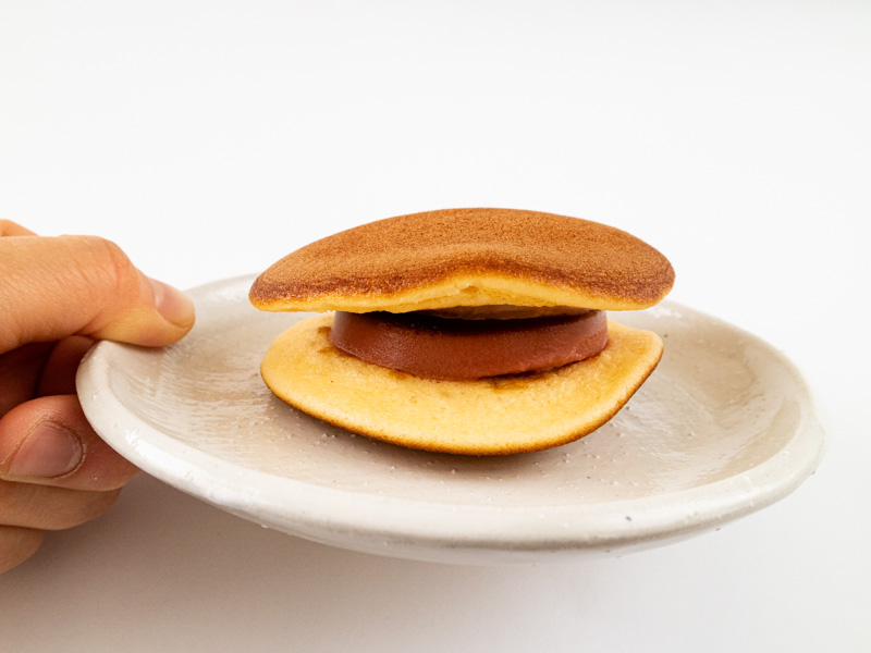 ゆふいん創作菓子 あまおう苺のぷりんどら横から見たところ