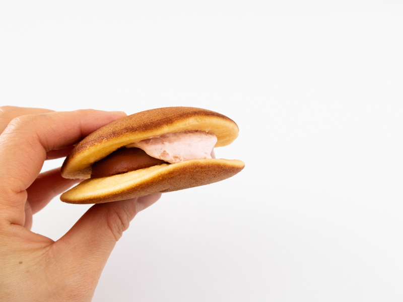 ゆふいん創作菓子 あまおう苺のぷりんどら持つところ