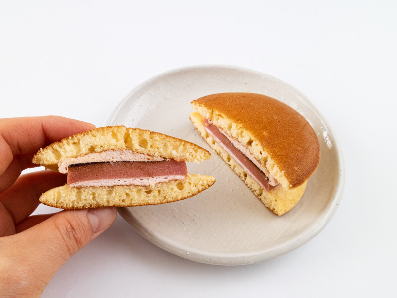 ゆふいん創作菓子 あまおう苺のぷりんどら断面